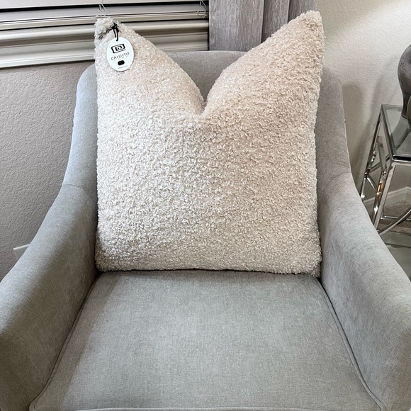 1-NWT CALLISTO HOME BOUCLE DECORATIVE
THROW PILLOW (Read description for detail) - Picture 14 of 15